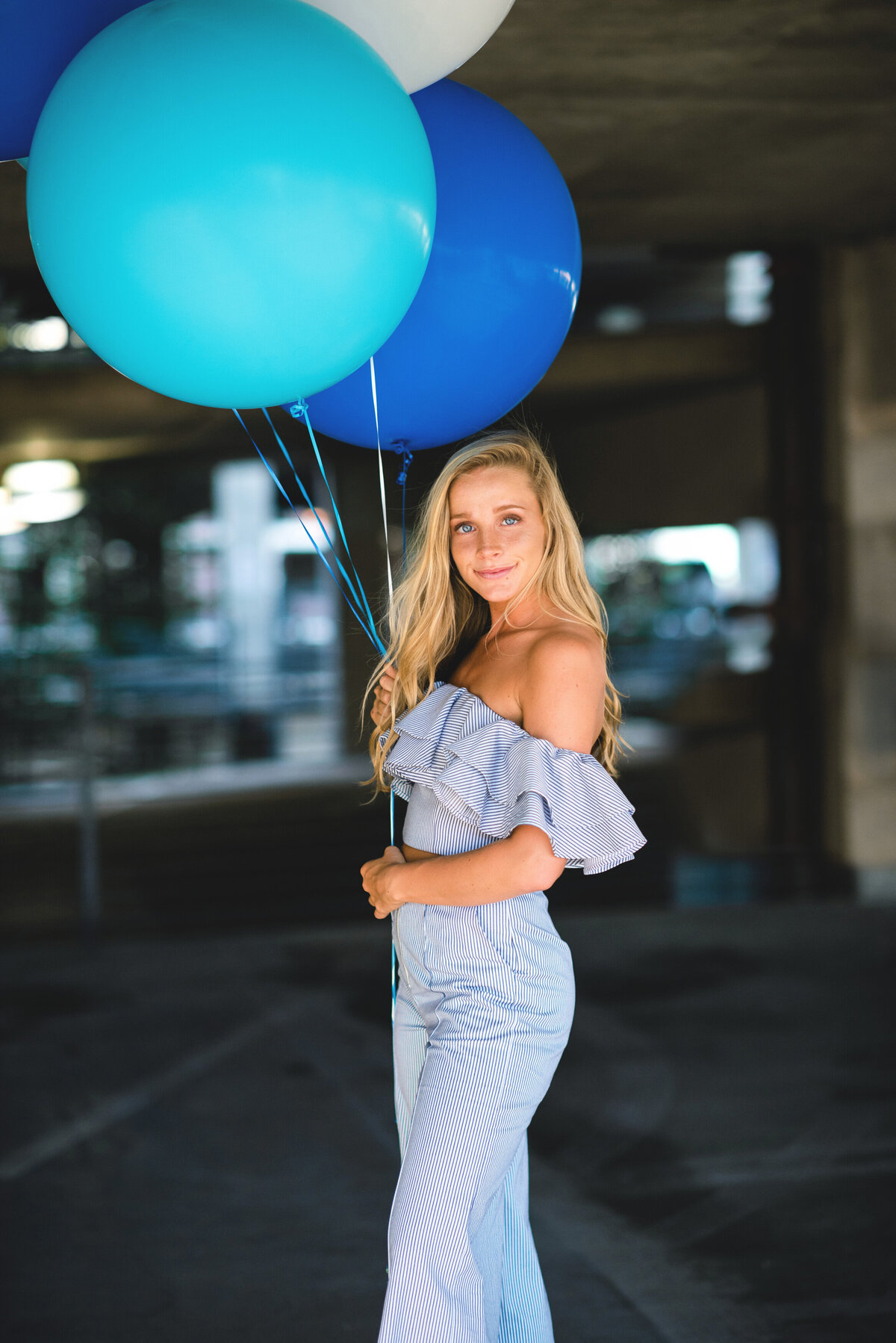 Des-Moines-Iowa-Senior-Girl-Theresa-Schumacher-Photography-Urban-Downtown-Balloons-2