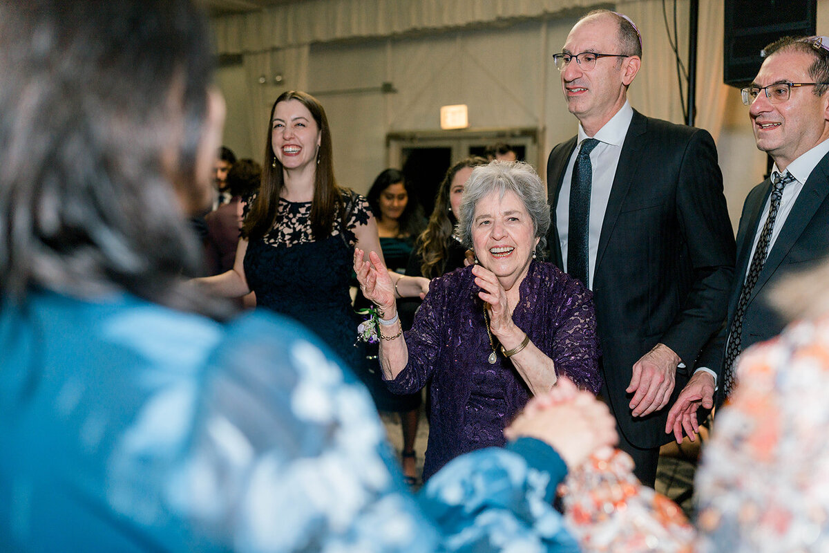 Eliana-Melmed-Photography-Chicago-LosAngeles-Jewish-WeddingPhotography-SimchaDancing-00162