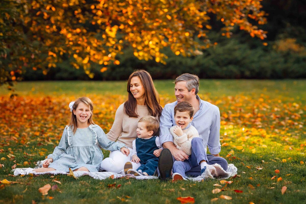 family sitting under tree cold spring harbor photographer