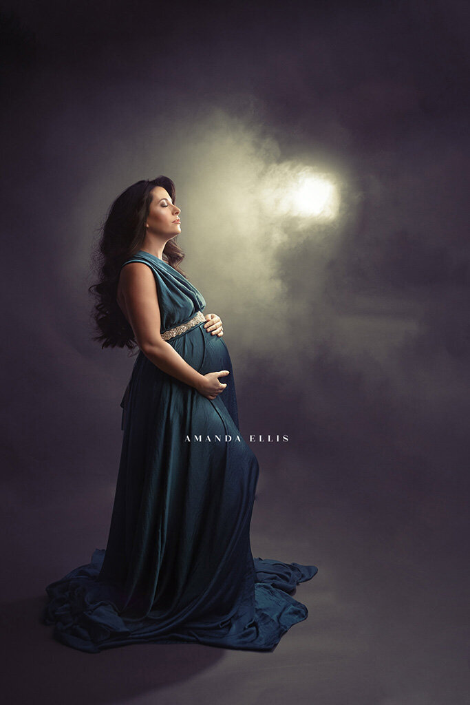 dark-moody-luxurious-maternity-photography-akron-ohio