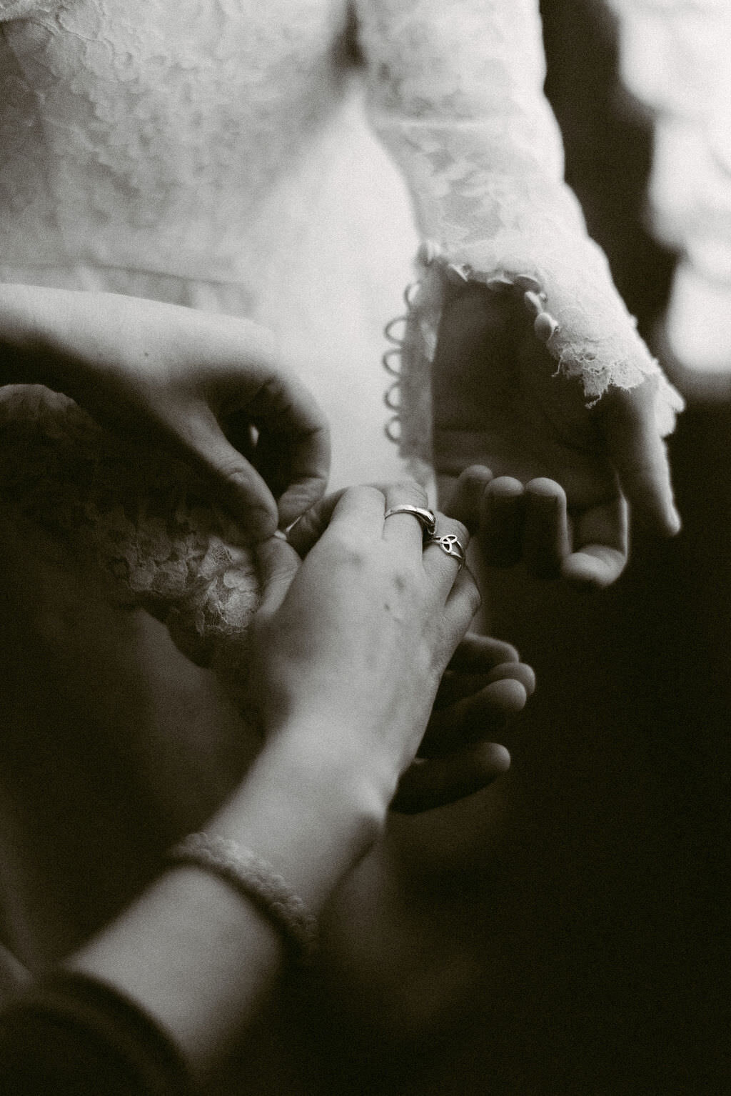 Oregon luxury wedding photographer offering timeless, refined, story-driven imagery with editorial elegance.