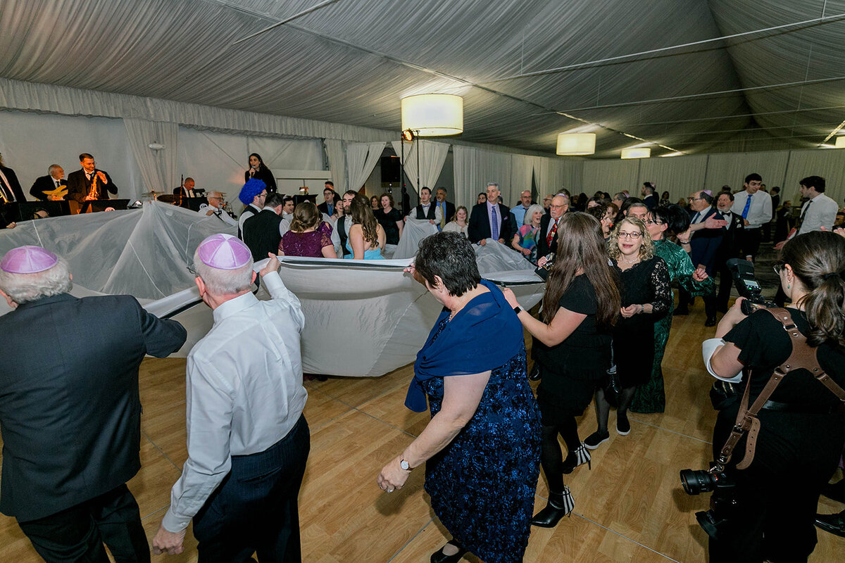 Eliana-Melmed-Photography-Chicago-LosAngeles-Jewish-WeddingPhotography-SimchaDancing-00022