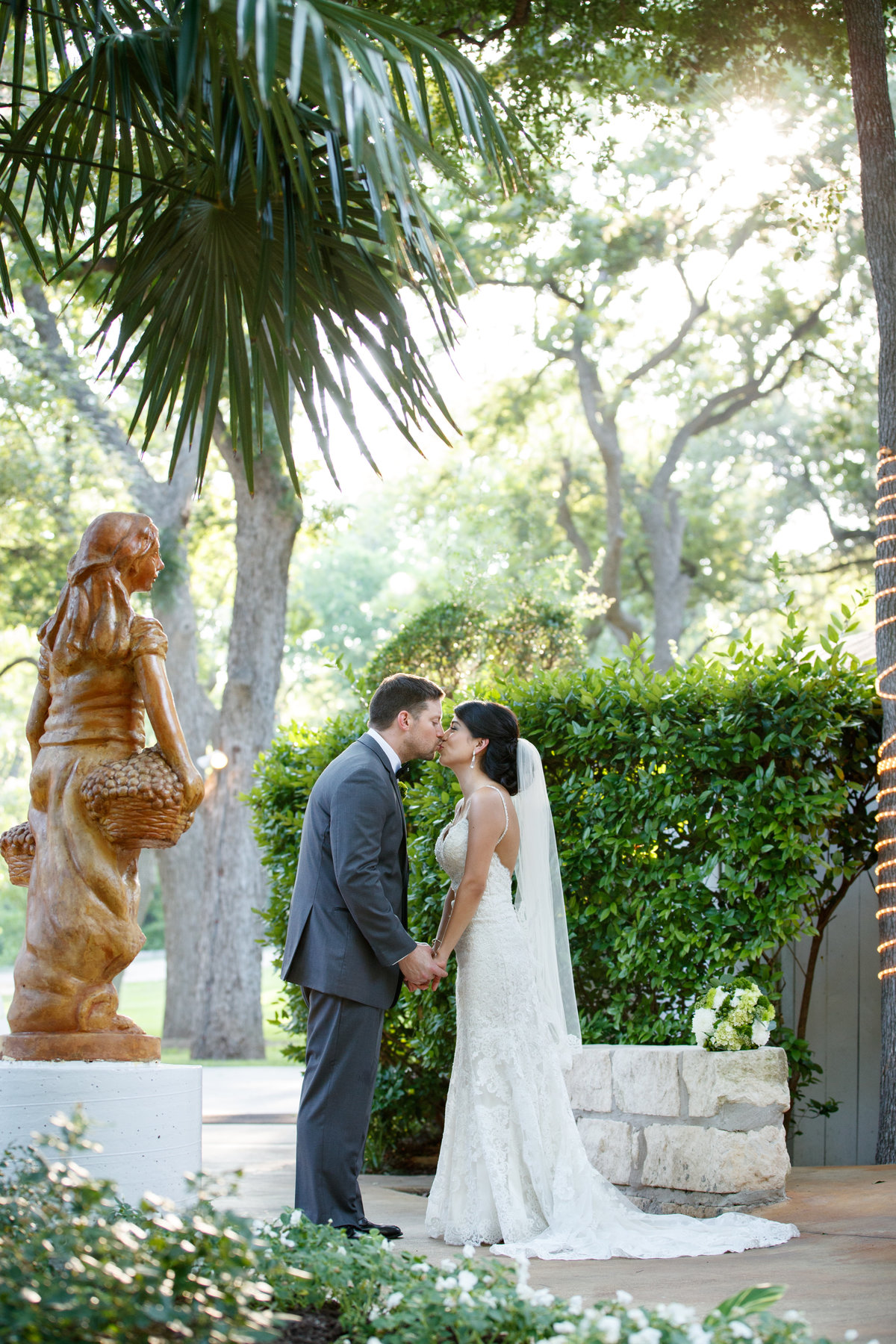 Austin wedding photographer casa blanca on brushy creek bride groom kiss