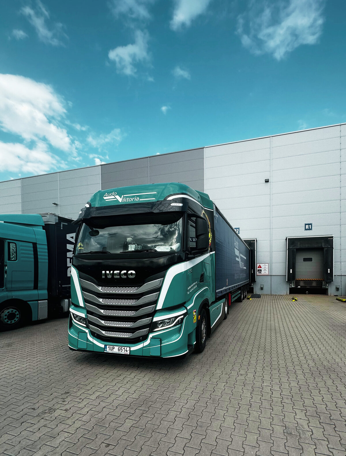 Nákladní vůz IVECO s logem Audo Viktoria zaparkovaný u logistického skladu