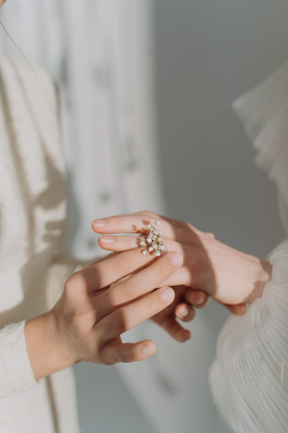 brides-exchanging-rings