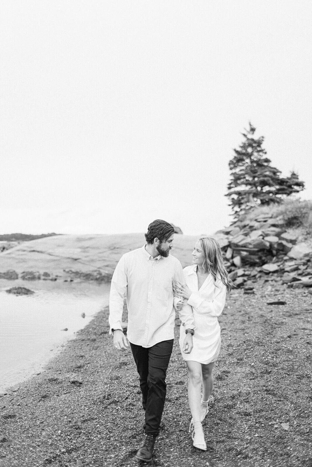 black-and-white-photo-couple-on-beach
