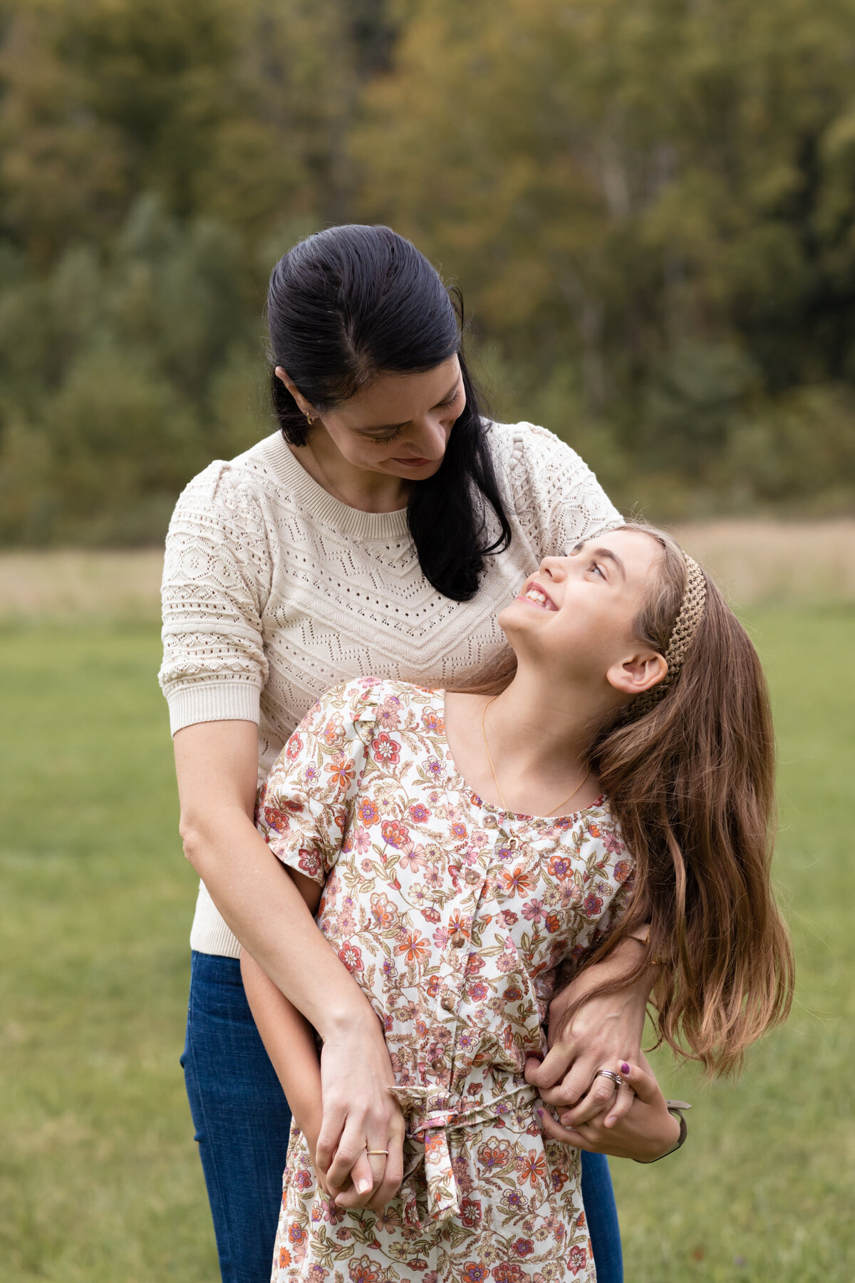 mom hugging daughter for family portraits