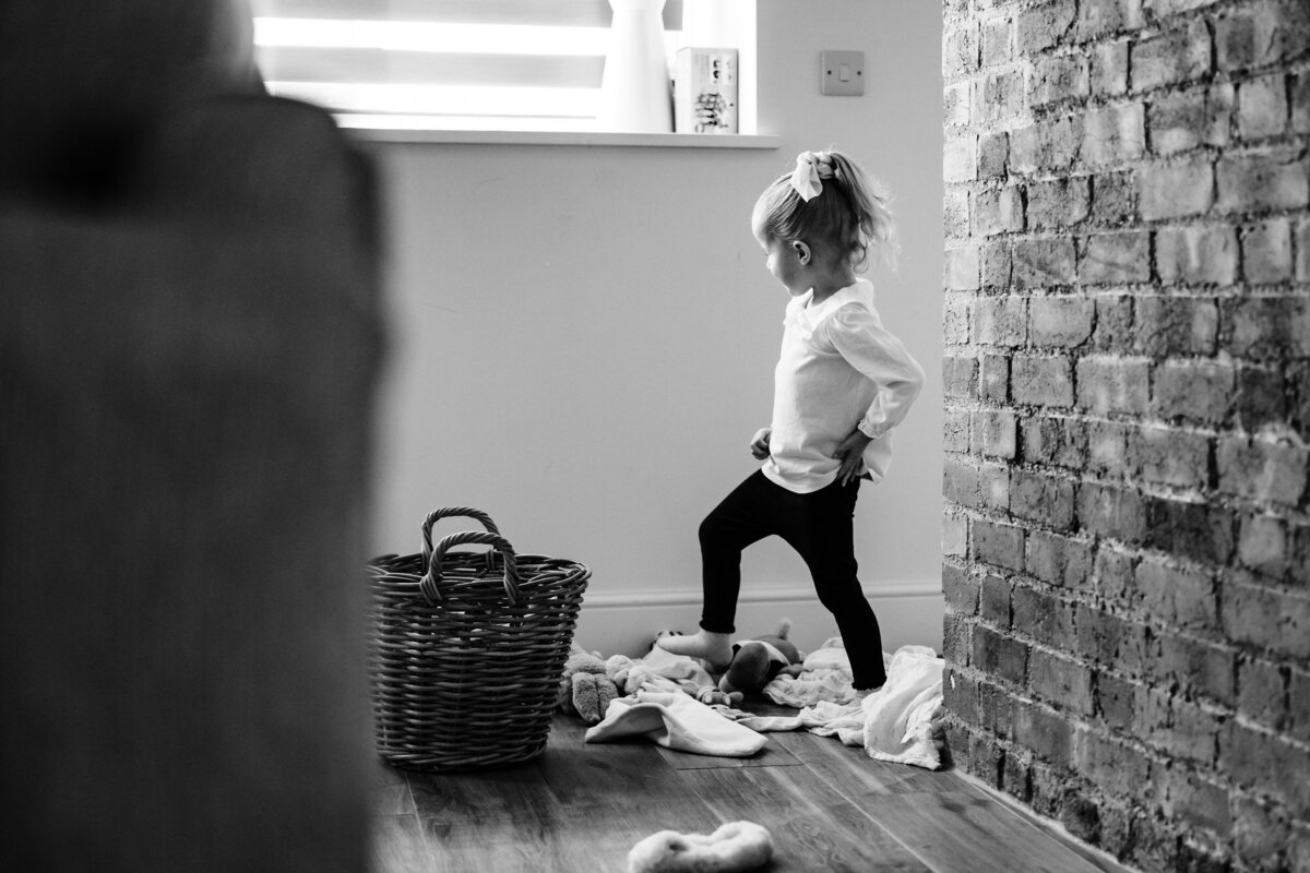 Little girl playing at home during family photoshoot with amanda forman photography