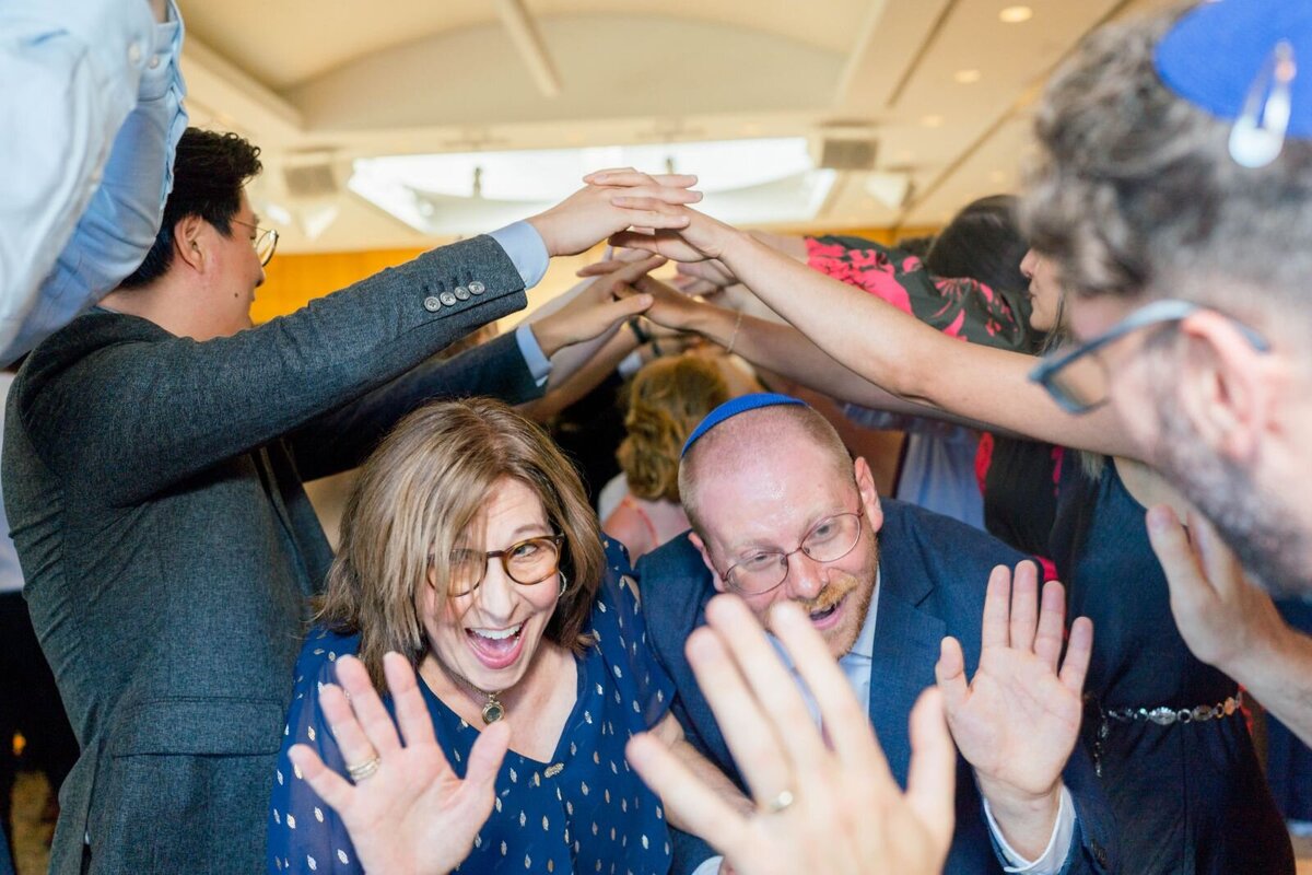 Eliana-Melmed-Photography-Chicago-LosAngeles-Jewish-WeddingPhotography-ShulaNoah-Simcha-Dancing-00022