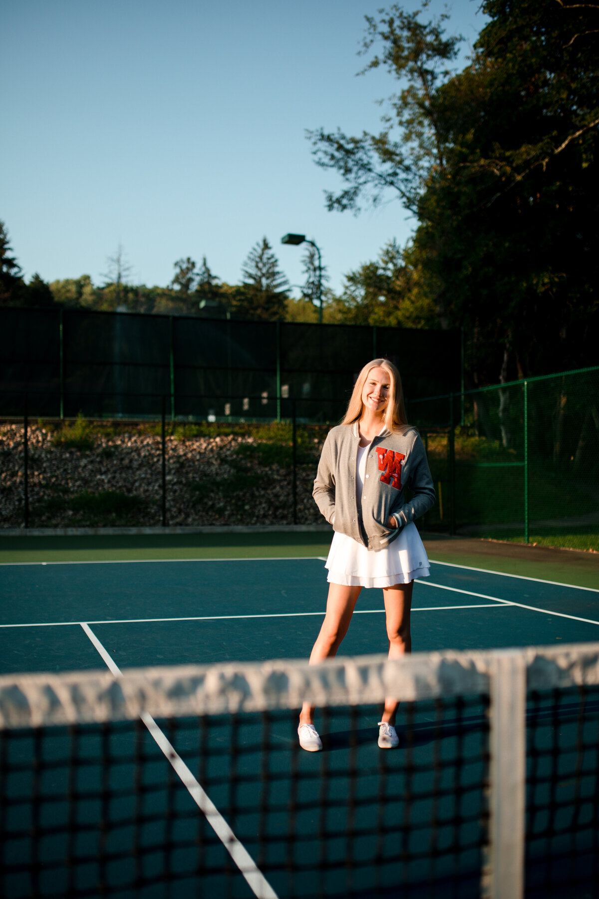 vibrant-senior-portrait-tennis-court