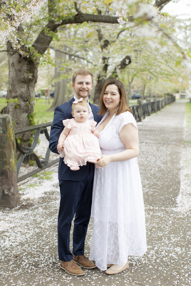 spring family photoshoot with blooming trees