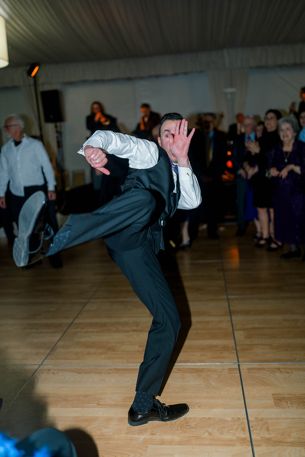 Eliana-Melmed-Photography-Chicago-LosAngeles-Jewish-WeddingPhotography-SimchaDancing-00069