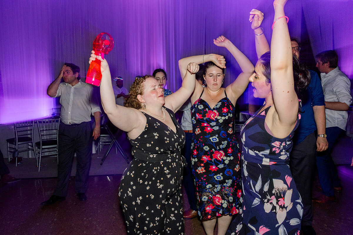 Eliana-Melmed-Photography-Chicago-LosAngeles-Jewish-WeddingPhotography-ElianaSklar-DanceFloor-00372