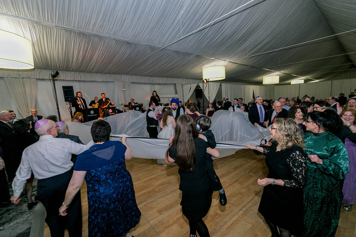 Eliana-Melmed-Photography-Chicago-LosAngeles-Jewish-WeddingPhotography-SimchaDancing-00021