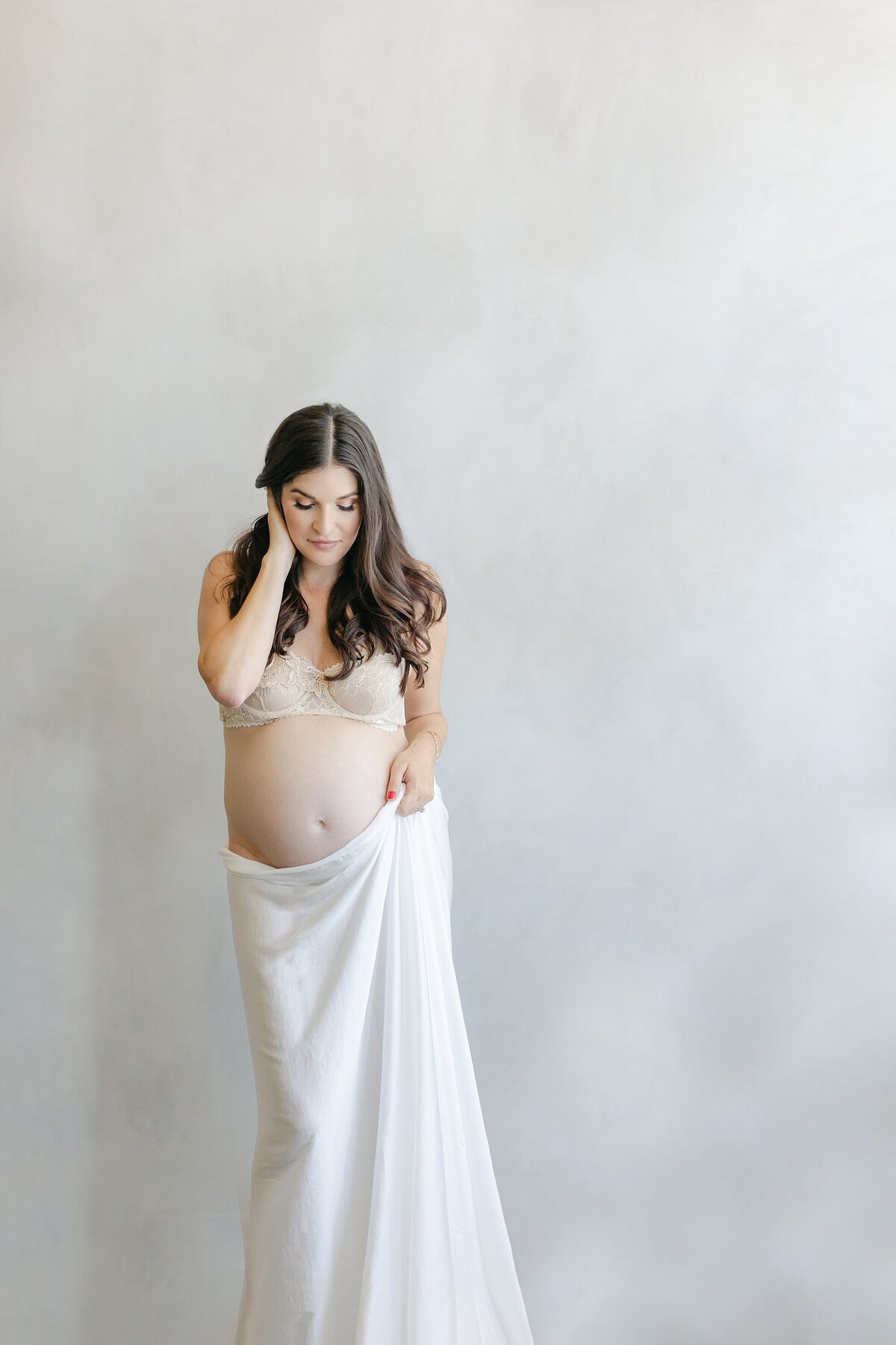 intimate maternity photo of expectant mom