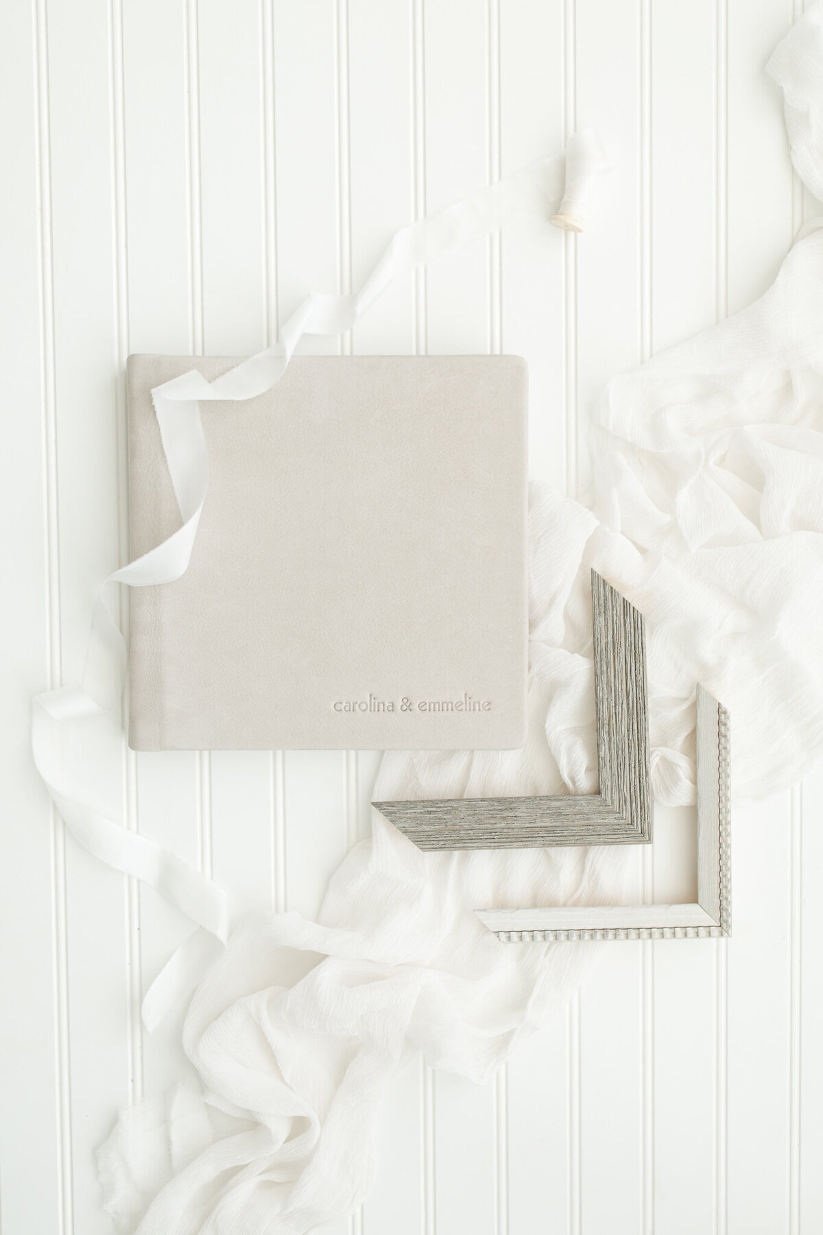 Linen-covered family photography album with 2 frame options