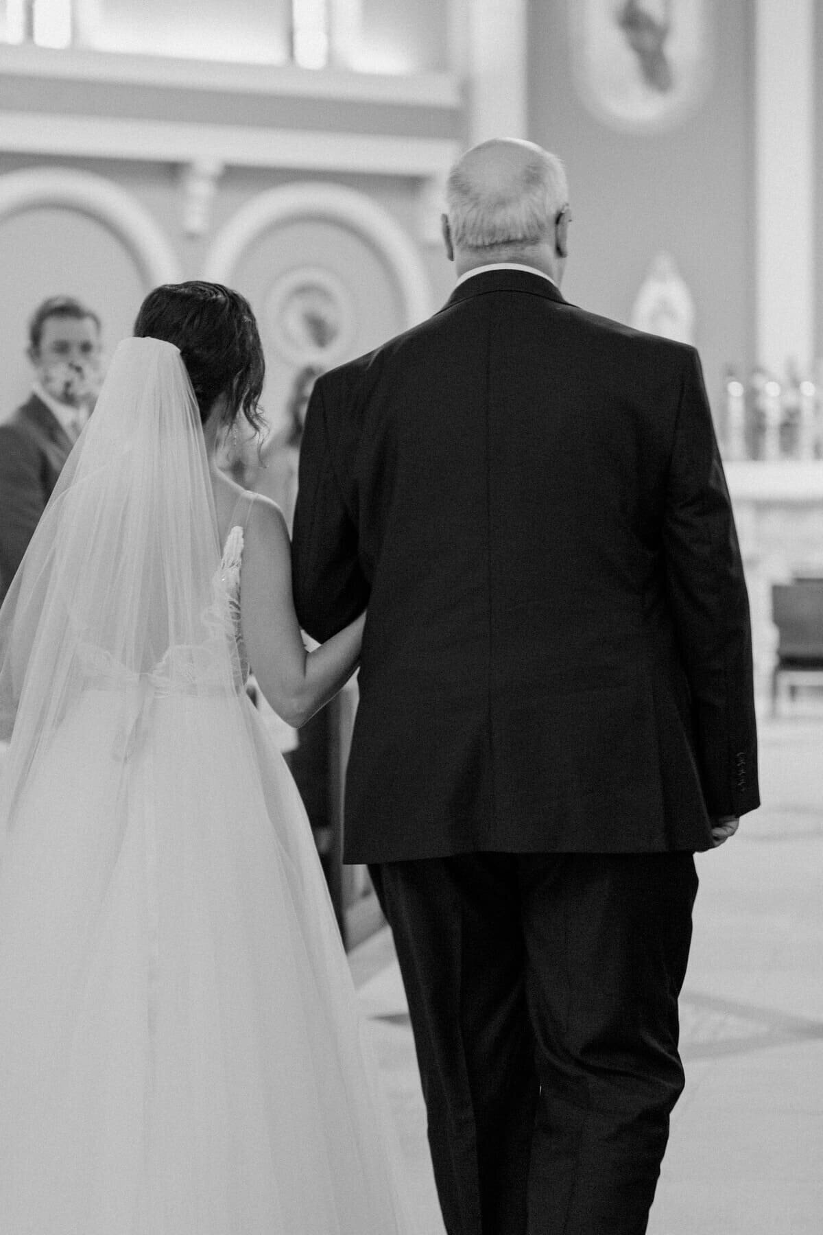9-kara-loryn-photography-bride-and-father-walking-down-the-aisle