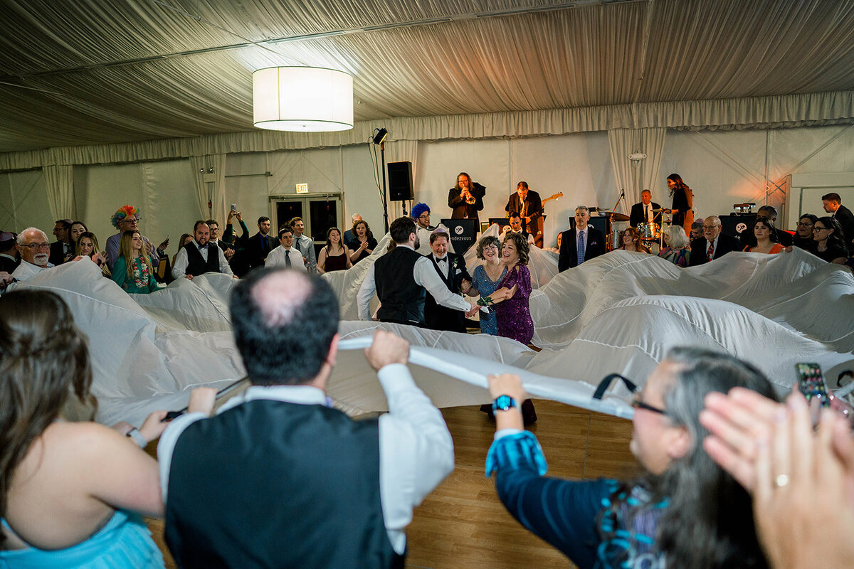 Eliana-Melmed-Photography-Chicago-LosAngeles-Jewish-WeddingPhotography-SimchaDancing-00027