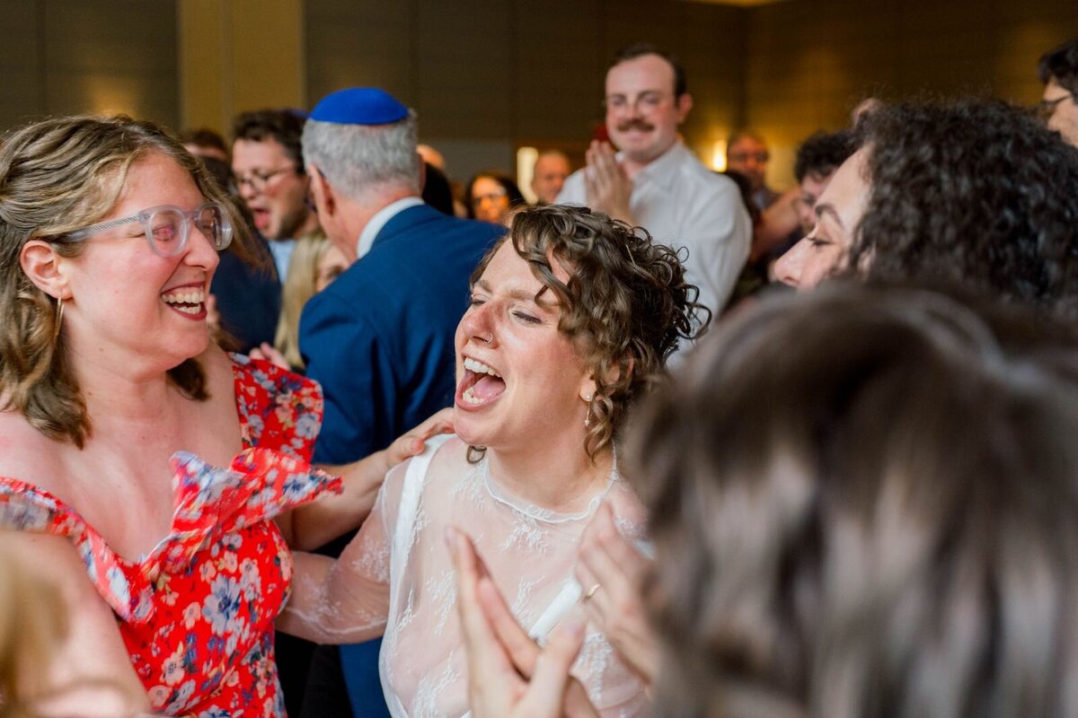 Eliana-Melmed-Photography-Chicago-LosAngeles-Jewish-WeddingPhotography-ShulaNoah-Simcha-Dancing-00143