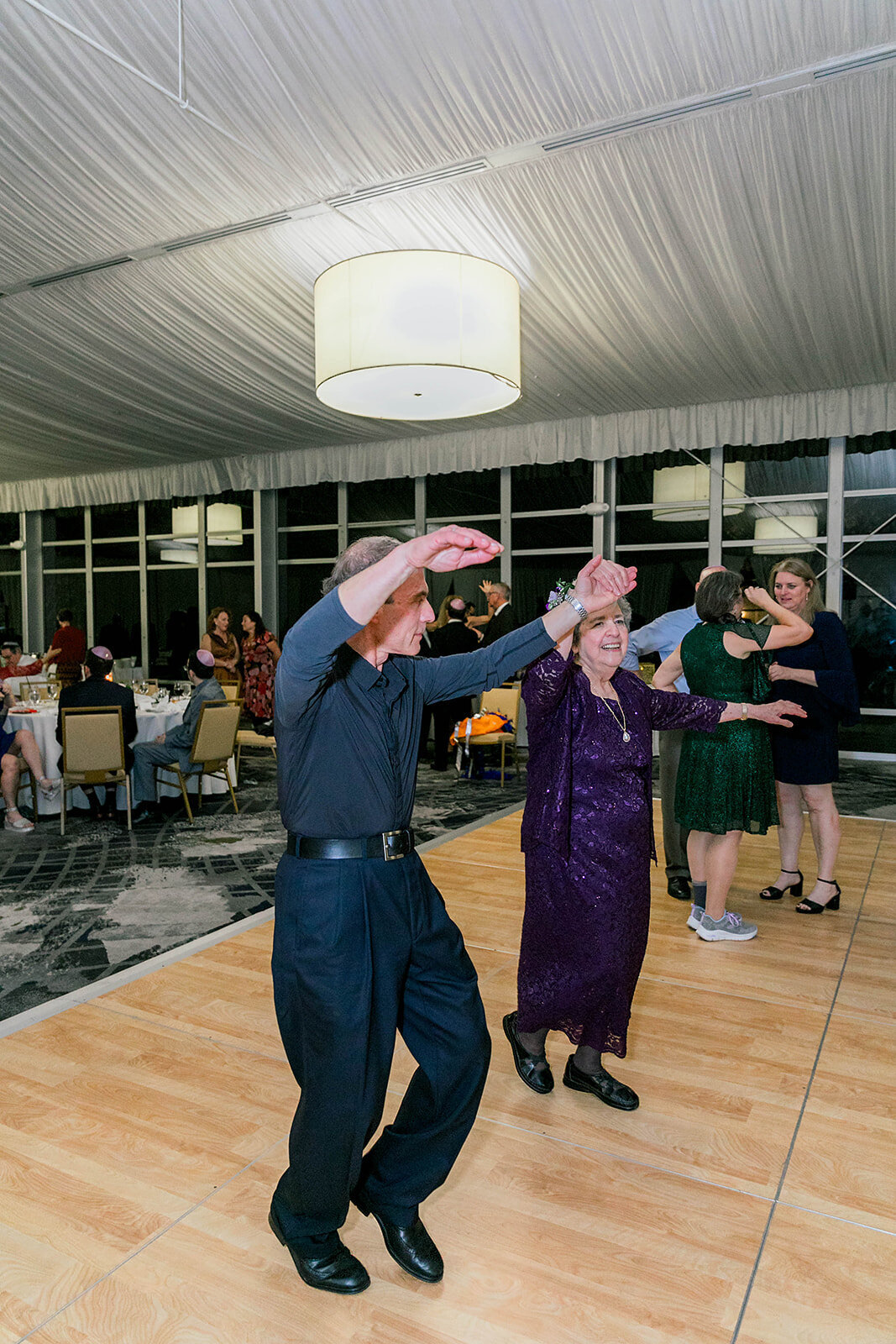 Eliana-Melmed-Photography-Chicago-LosAngeles-Jewish-WeddingPhotography-SimchaDancing-00006