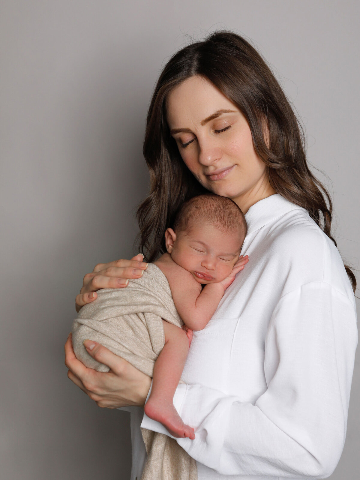 Newborn-photography-session-newborn-in-mothers-arms-,-newborn-photo,-photo-taken-by-Janina-Botha-photographer-in-Oakville-Ontario