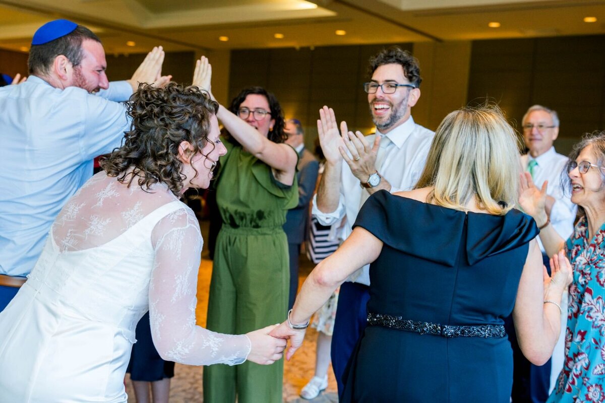 Eliana-Melmed-Photography-Chicago-LosAngeles-Jewish-WeddingPhotography-ShulaNoah-Simcha-Dancing-00032