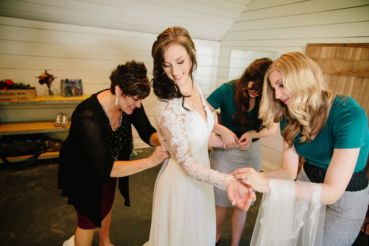Jackson Hole photographers capture bride getting ready for wedding