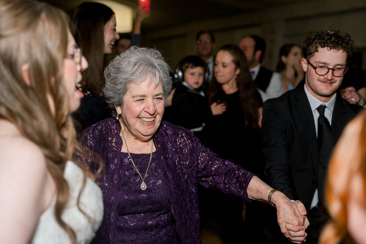 Eliana-Melmed-Photography-Chicago-LosAngeles-Jewish-WeddingPhotography-SimchaDancing-00138
