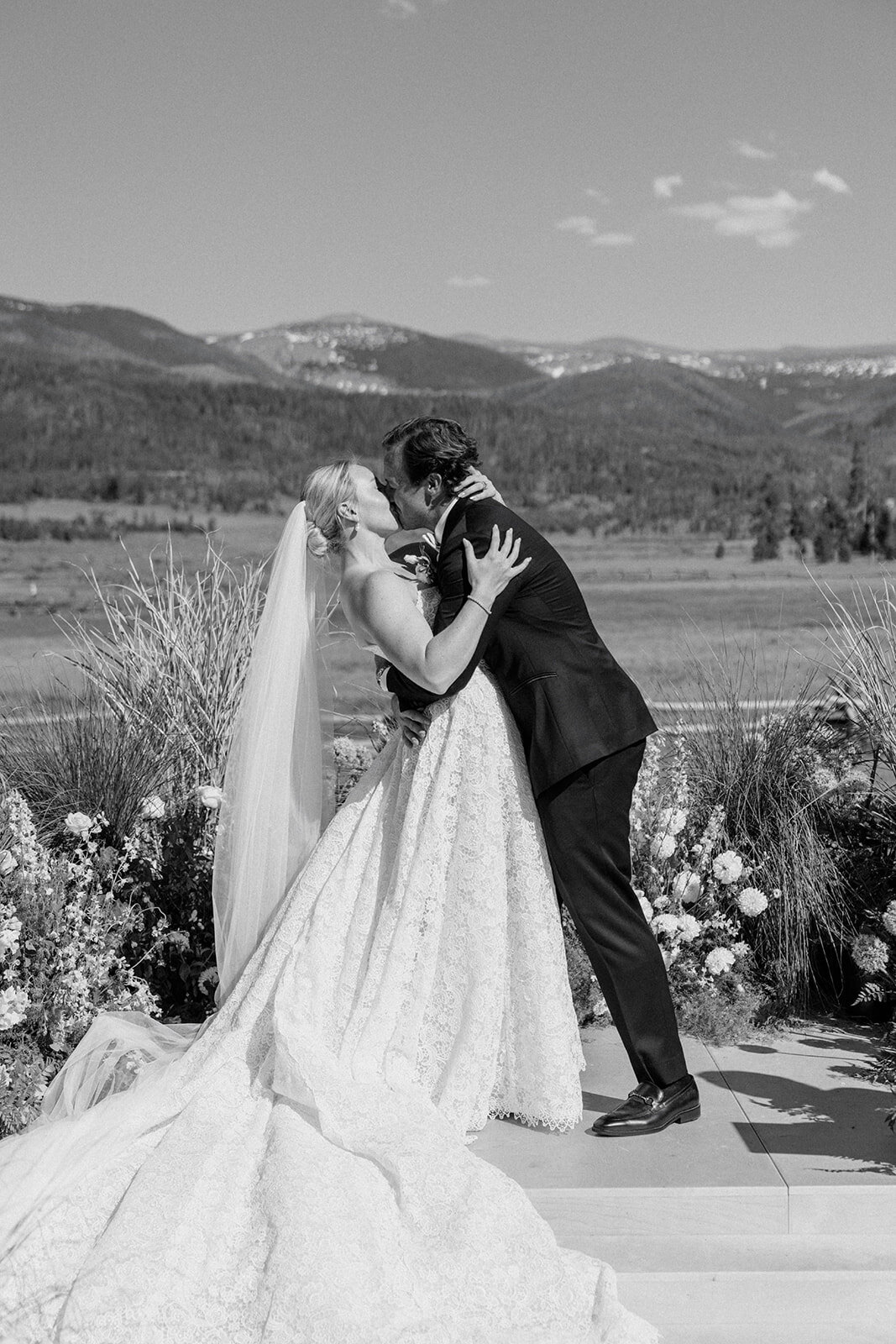 devils-thumb-ranch-ceremony-couple-kiss-calluna-events