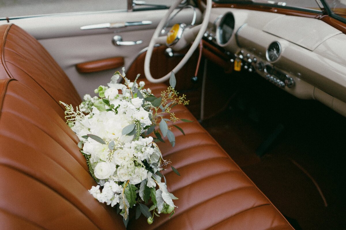 retro-car-wedding-bouquet