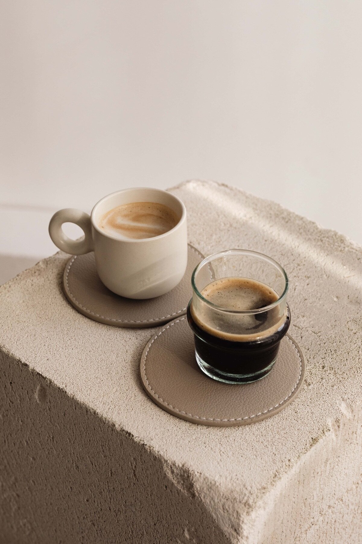 kaboompics_small-cups-of-coffee-neutral-aesthetics-30421