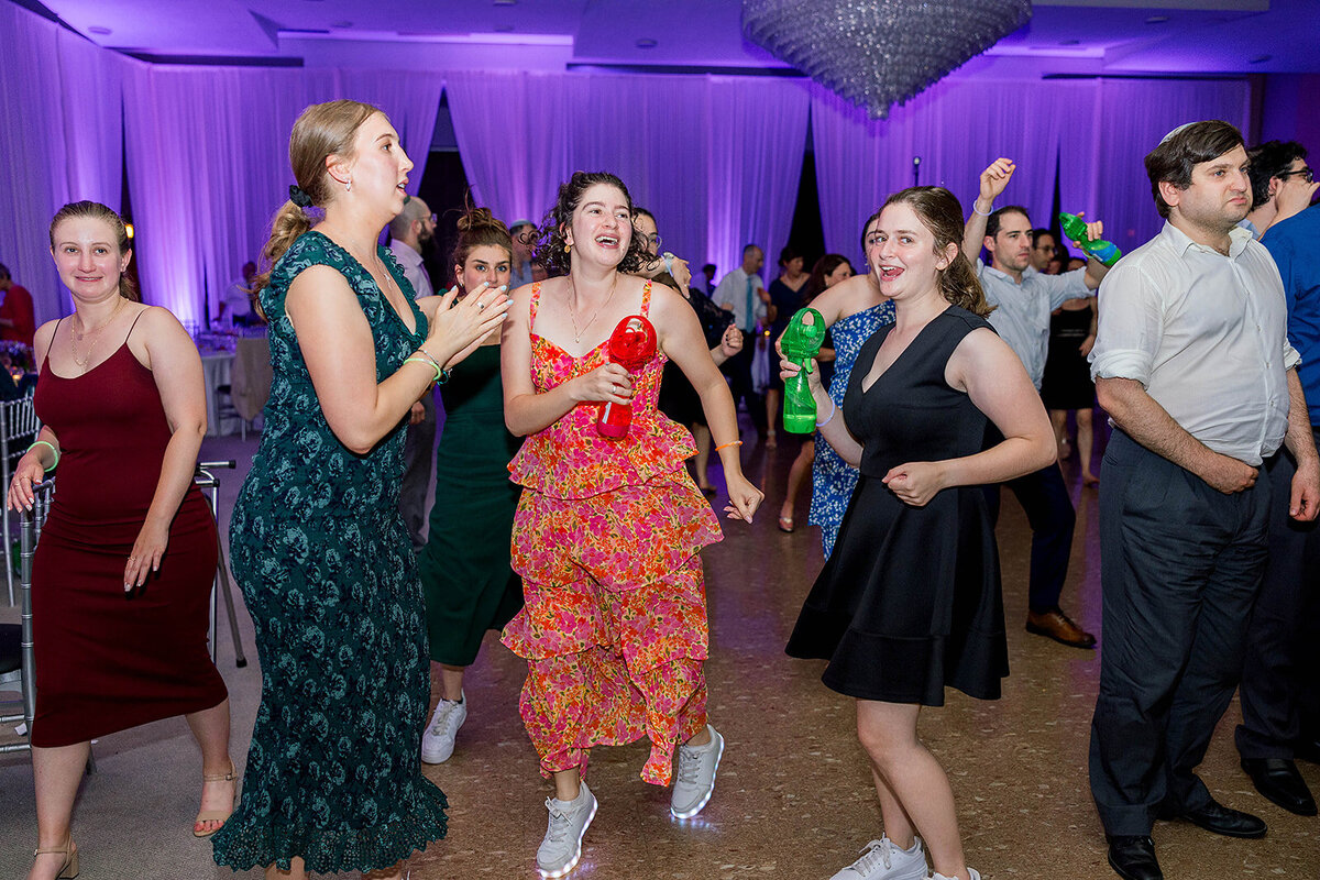 Eliana-Melmed-Photography-Chicago-LosAngeles-Jewish-WeddingPhotography-ElianaSklar-DanceFloor-00319
