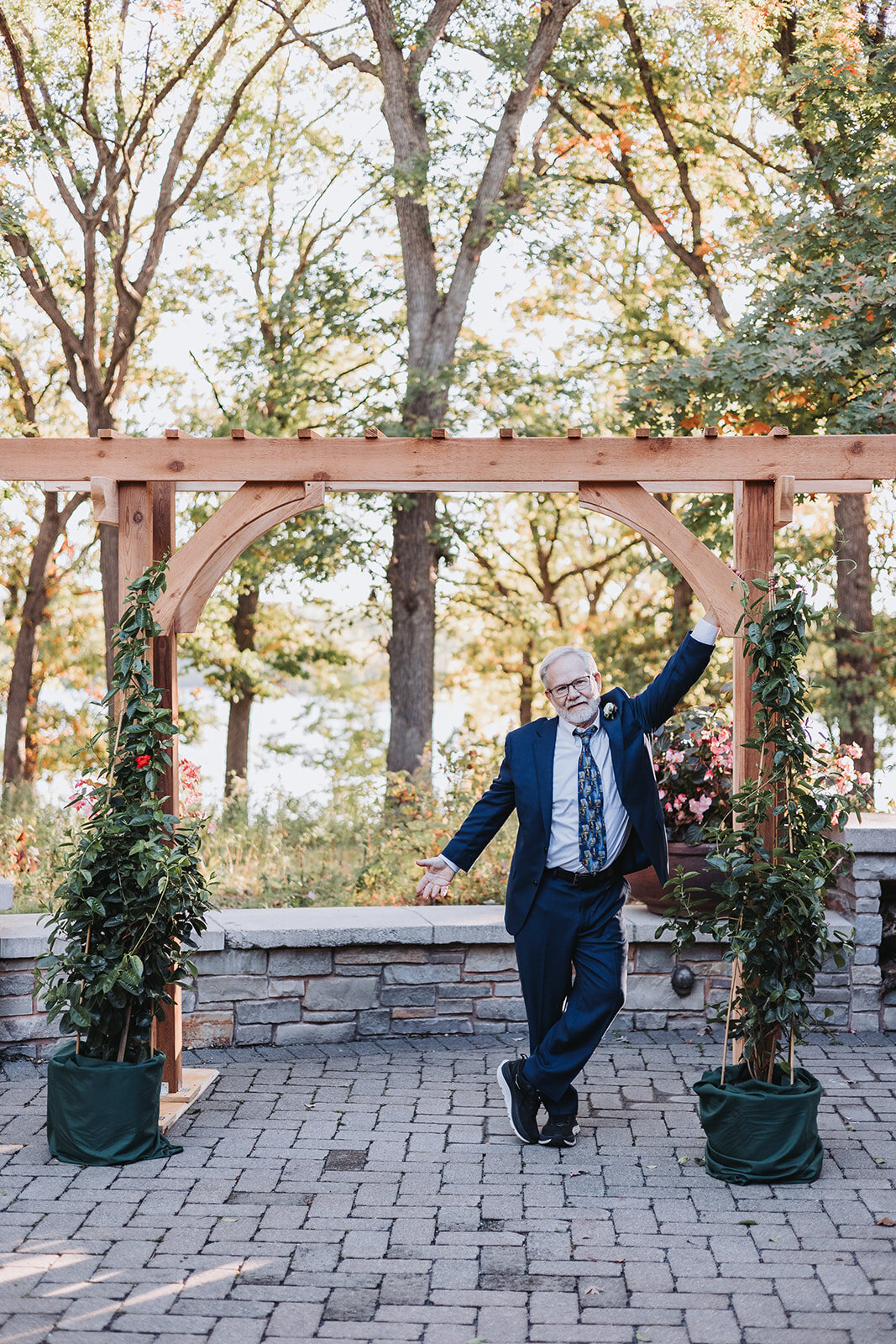 wedding-photographer-arch-outside