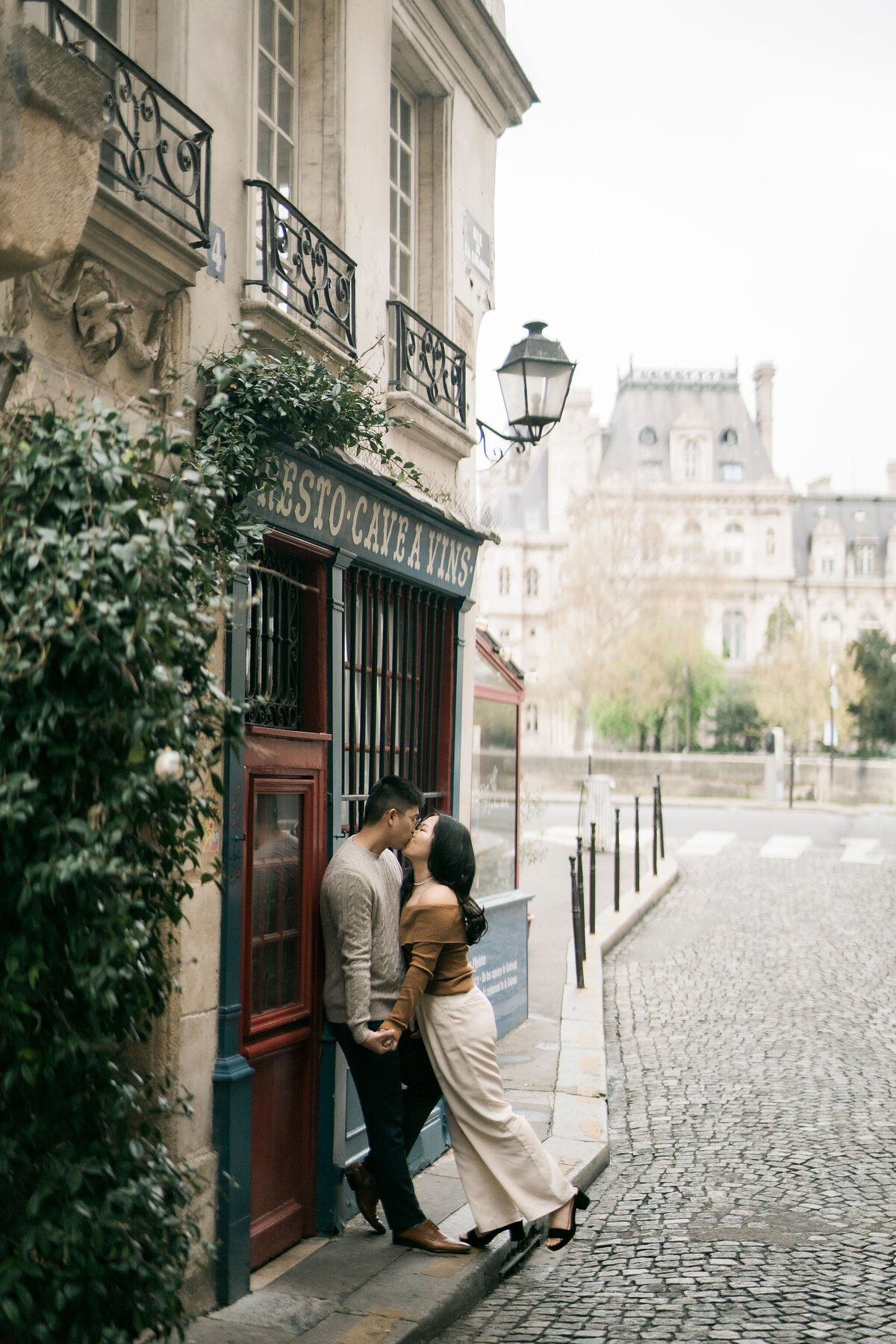 014-Paris-Engagement-Cinematic-Romance-travel-Editorial-Luxury-Fine-Art-Lisa-Vigliotta-Photography