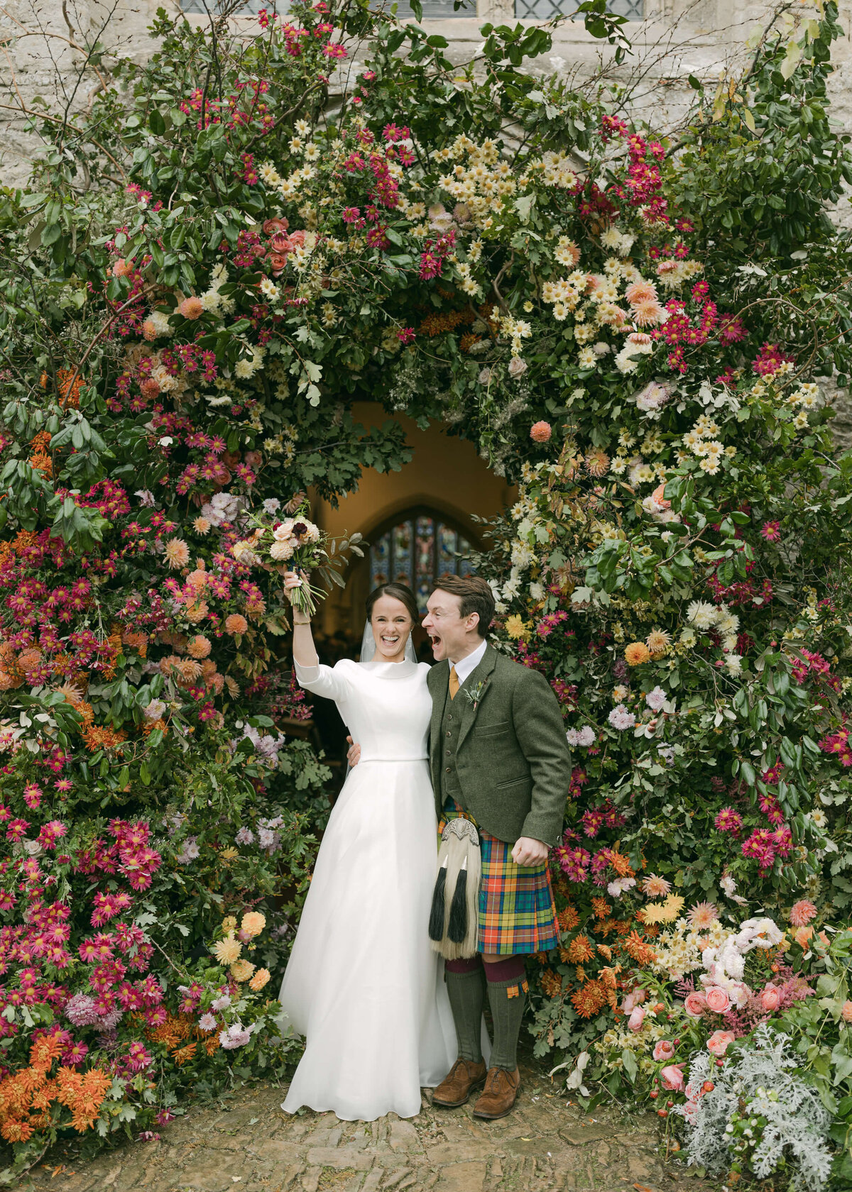 chloe-winstanley-wedding-oxford-gsp-flower-arch-suzanne-neville
