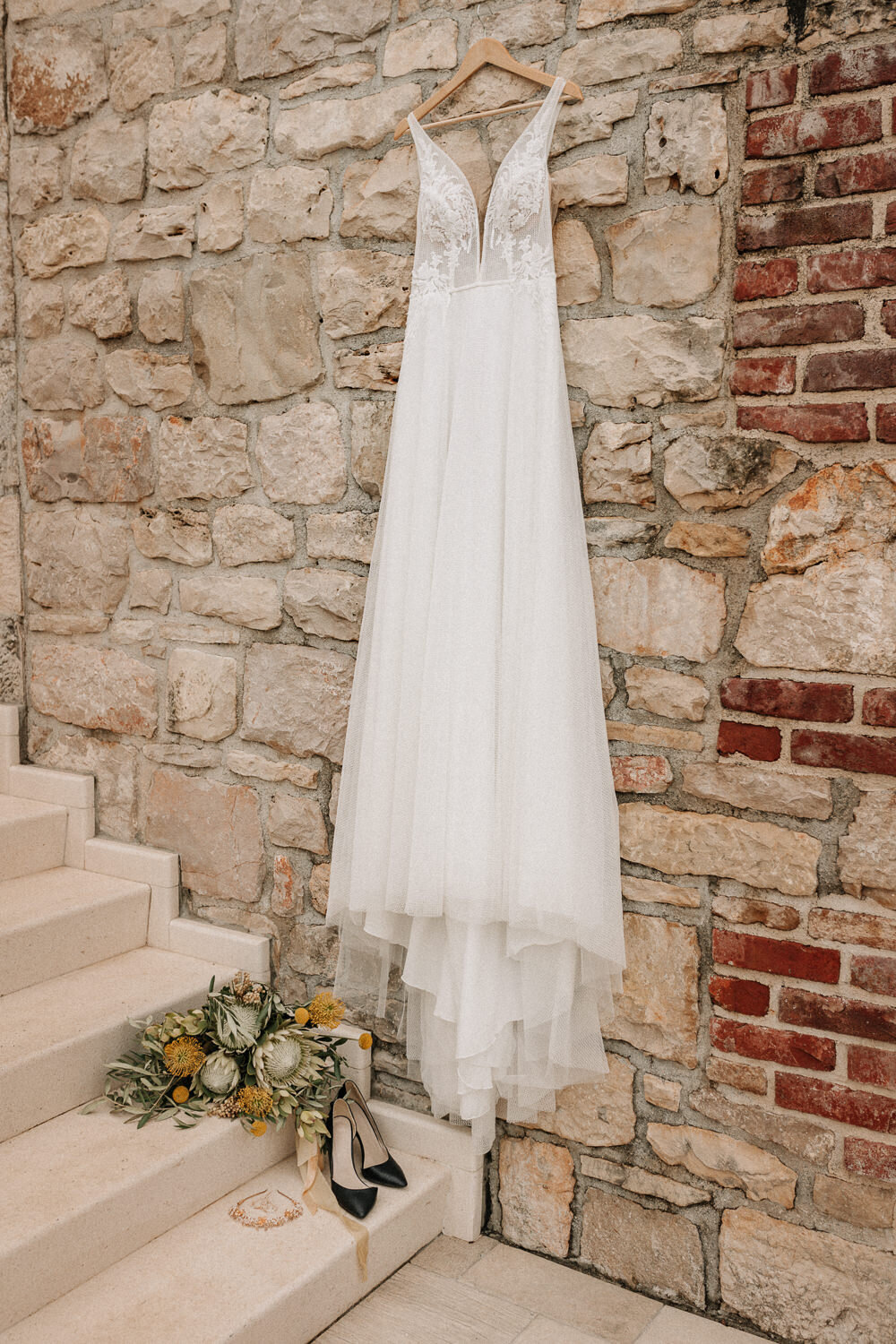 Brautkleid hängend an einer Wand