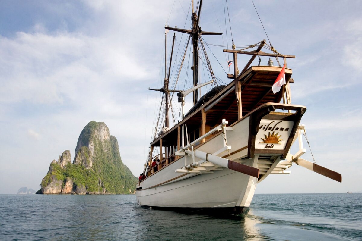 Luxury Yacht Charter Indonesia Silolona 26