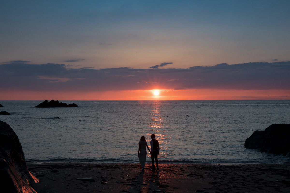 Couple on beach at sunset | Devon Beach Weddings