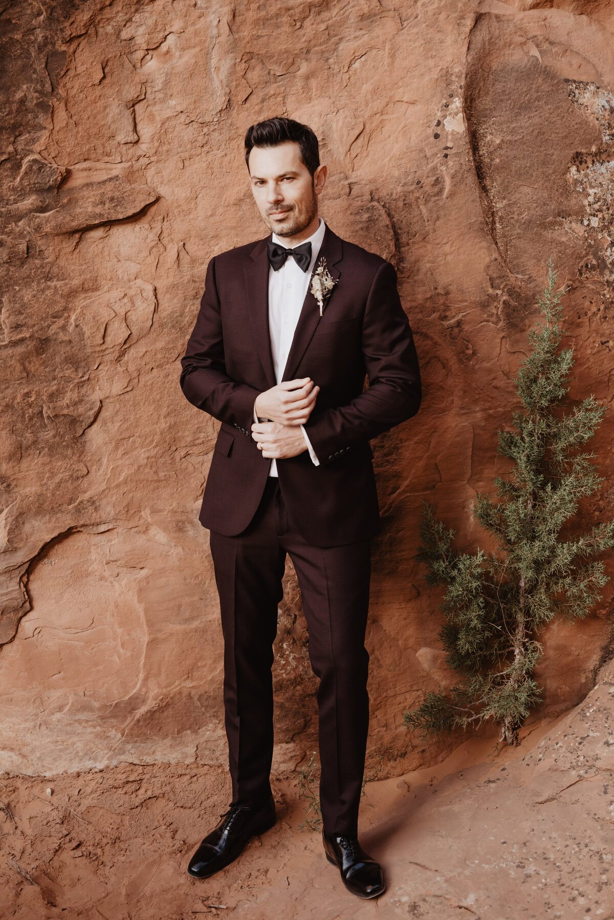 Utah elopement photographer captures groom smirking at camera