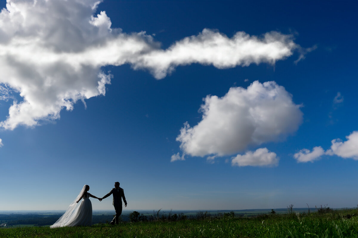 Brautpaar Horizont Silhouette Paarshooting Brautkleid Hochzeitsfotograf Straubing