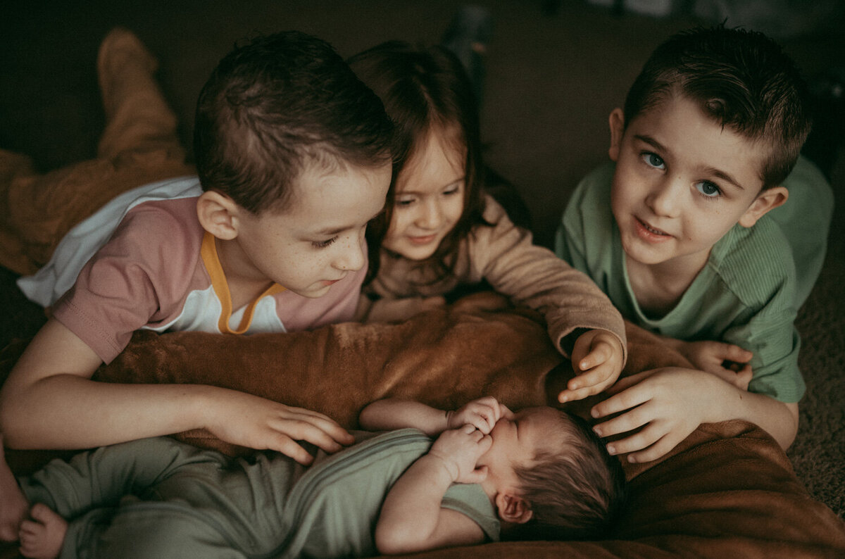 siblings and baby photographed by portland newborn photographer evelynne gomes greenberg