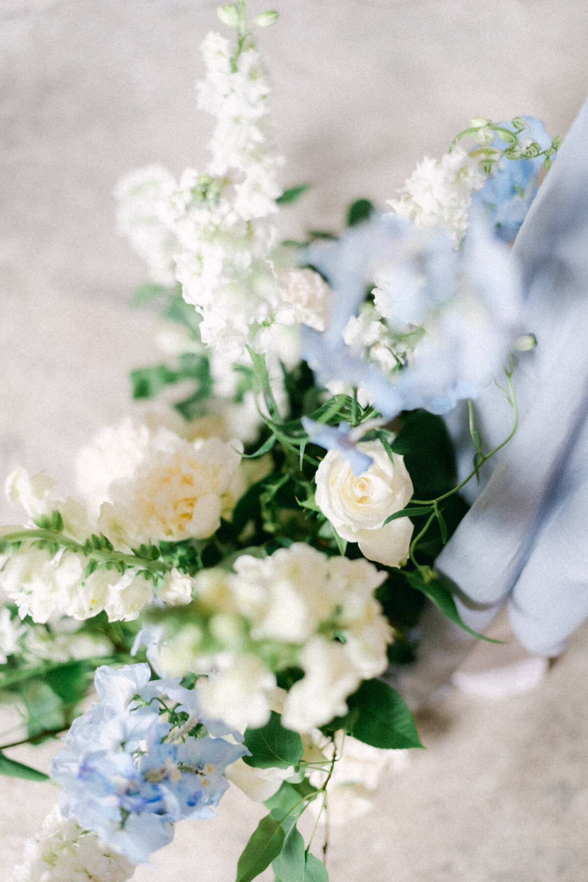 Wedding florals in an image captured by wedding photographer Hannika Gabrielsson.