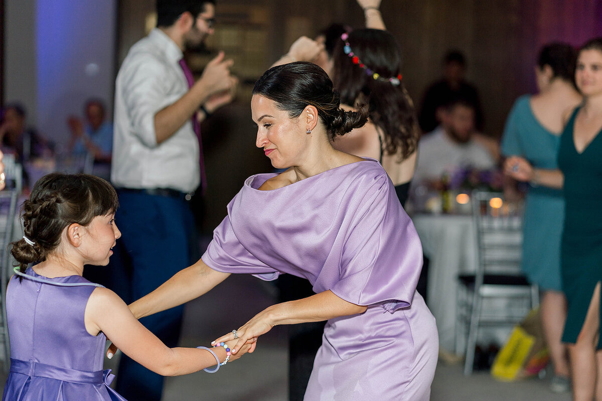 Eliana-Melmed-Photography-Chicago-LosAngeles-Jewish-WeddingPhotography-ElianaSklar-DanceFloor-00284