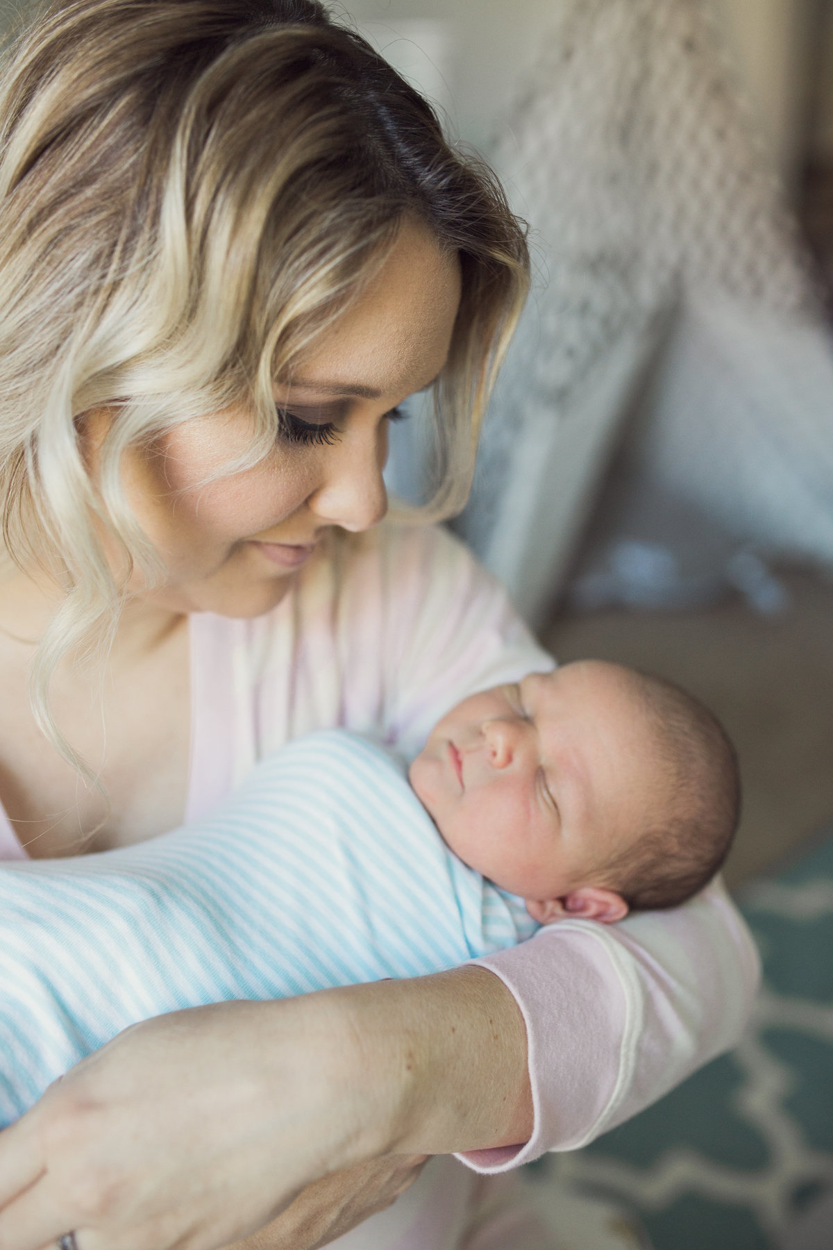 charlotte family photographer jamie lucido captures mother and newborn baby when they first arrive home