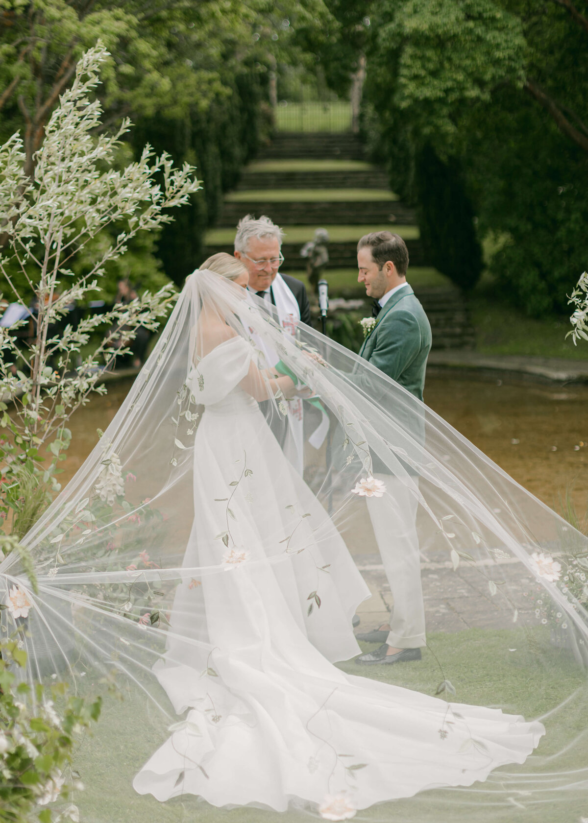 chloe-winstanley-weddings-cotswolds-cornwell-manor-outdoor-ceremony-veil