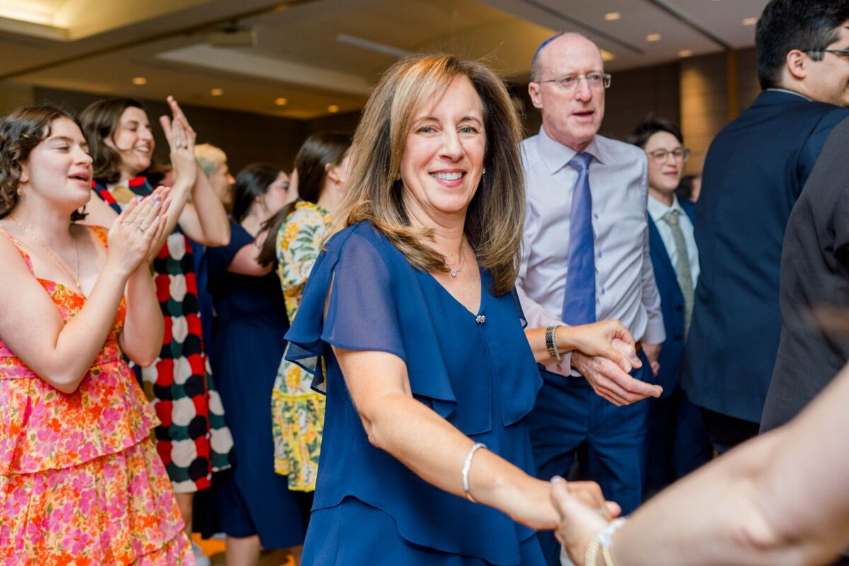 Eliana-Melmed-Photography-Chicago-LosAngeles-Jewish-WeddingPhotography-ShulaNoah-Simcha-Dancing-00113