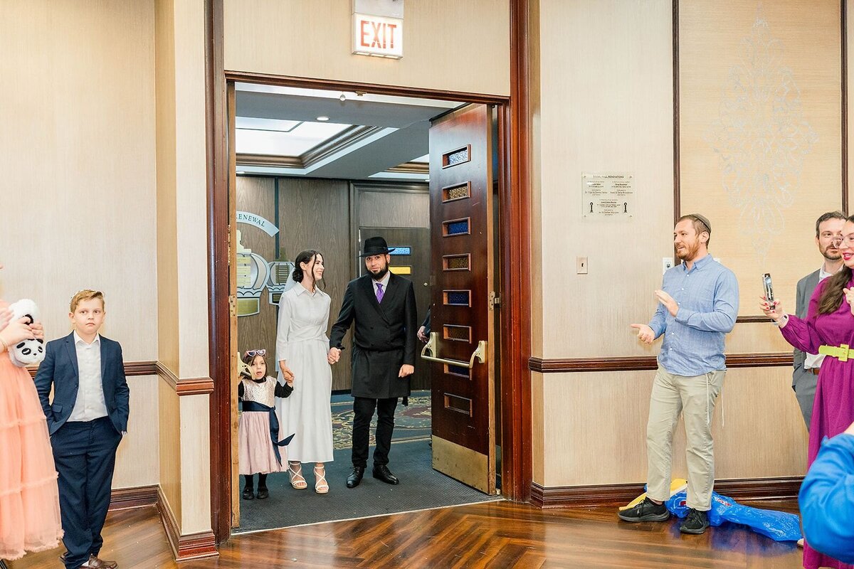 Eliana-Melmed-Photography-Chicago-LosAngeles-Jewish-WeddingPhotographer-CarmiKalman-WomensDancing-00011