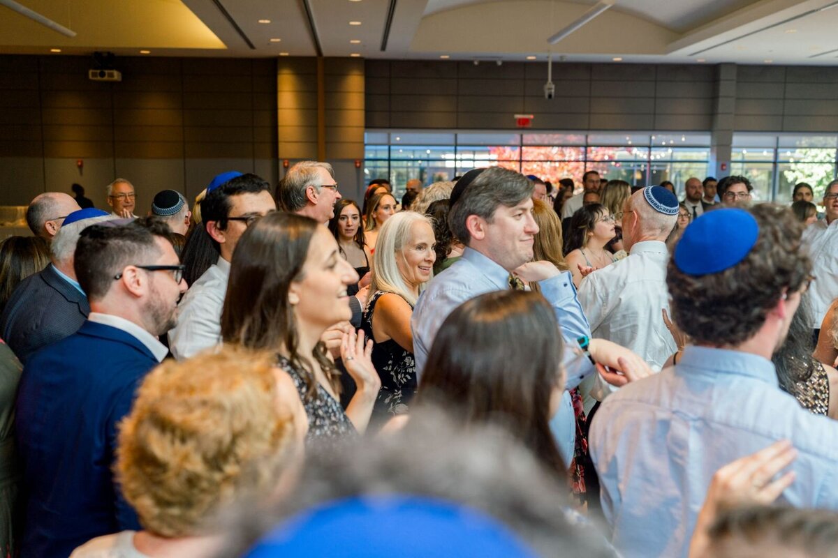 Eliana-Melmed-Photography-Chicago-LosAngeles-Jewish-WeddingPhotography-ShulaNoah-Simcha-Dancing-00056