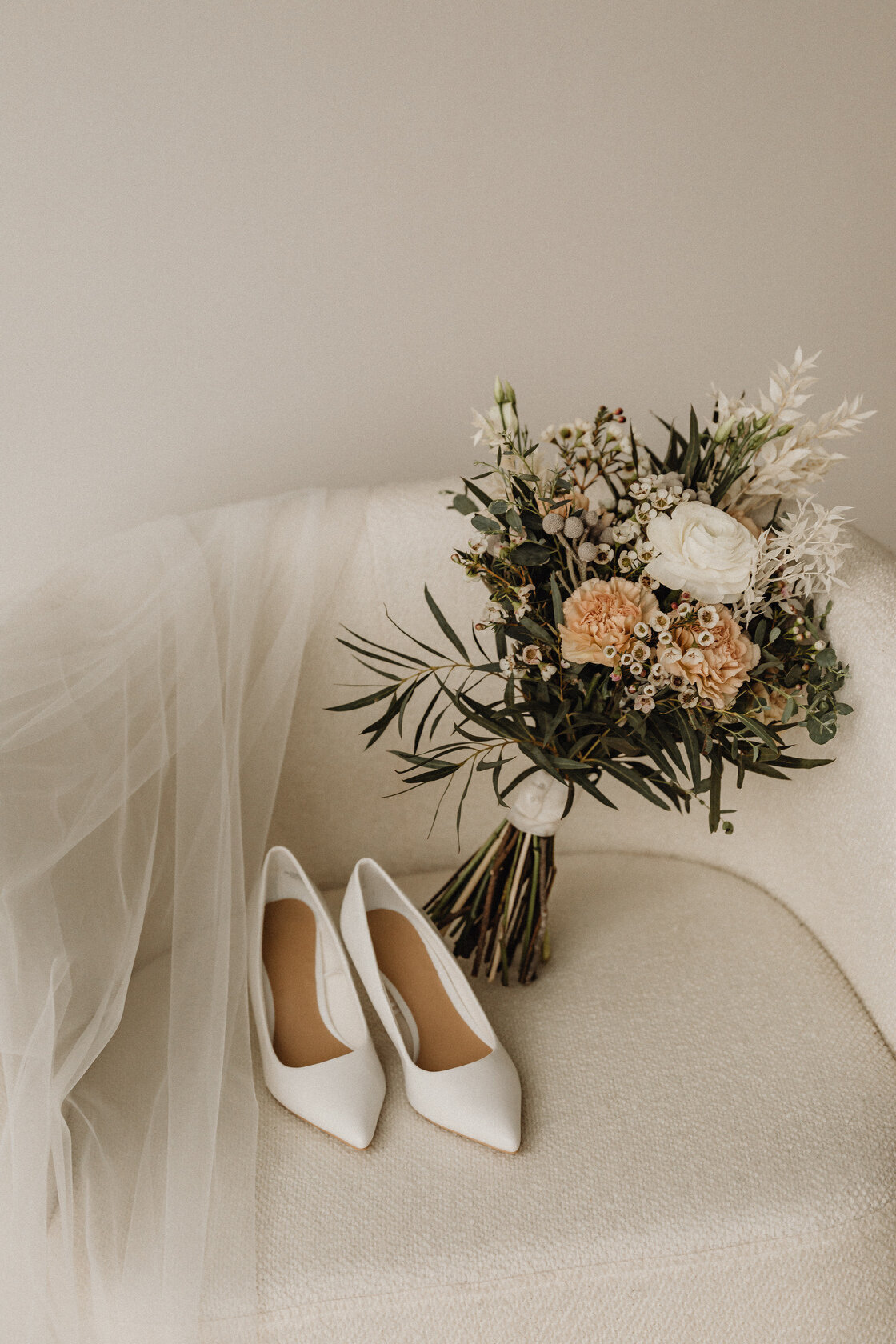 kaboompics_wedding-white-heeled-shoes-bouquet-of-flowers-veil-31904