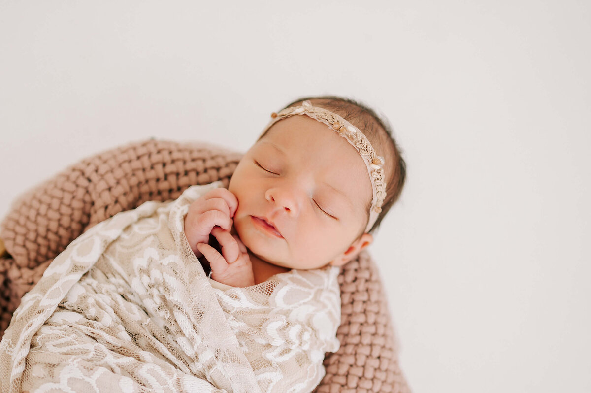 Springfield Mo newborn photographer Jessica Kennedy of The XO Photography cpatures sleeping newborn girl sleeping  on blanket